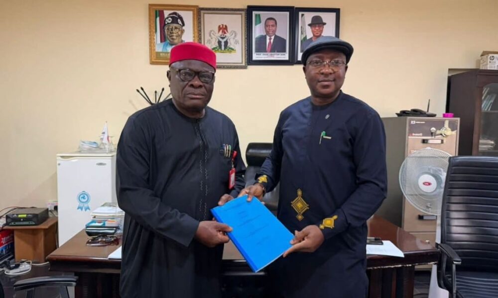 1777128051 Handing over photo between Messrs Effanga and Onuoha