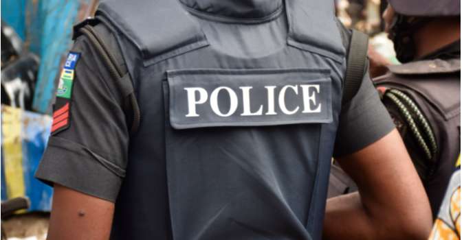1777735828 Police4