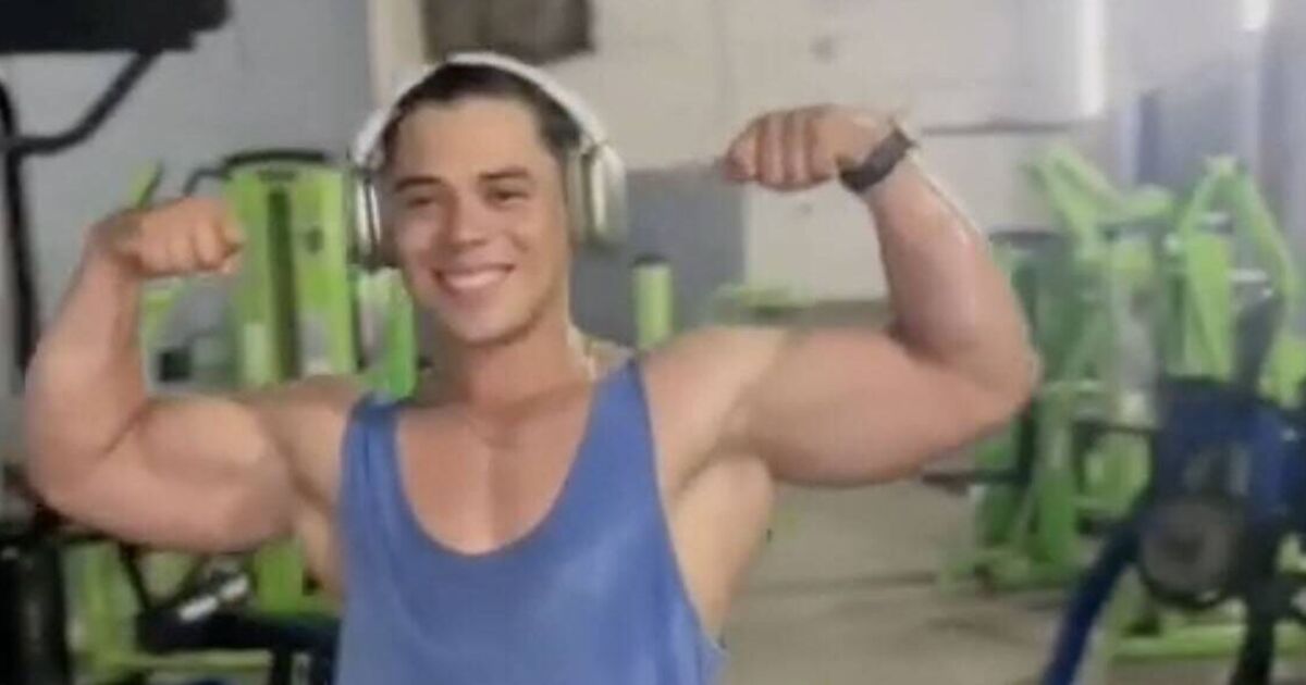 6899918