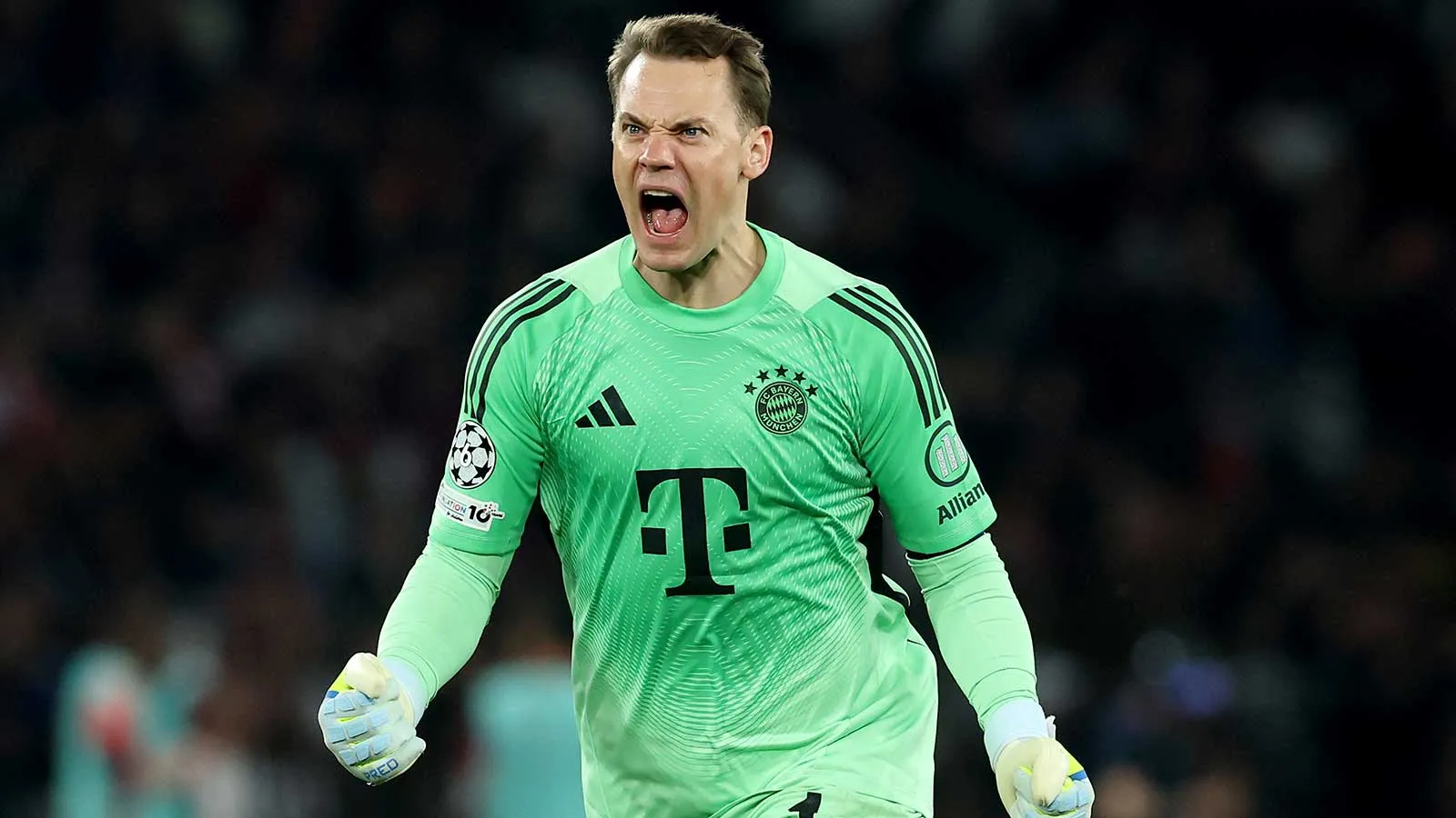 Bayern Munich goalkeeper Manuel Neuer signs one year contract