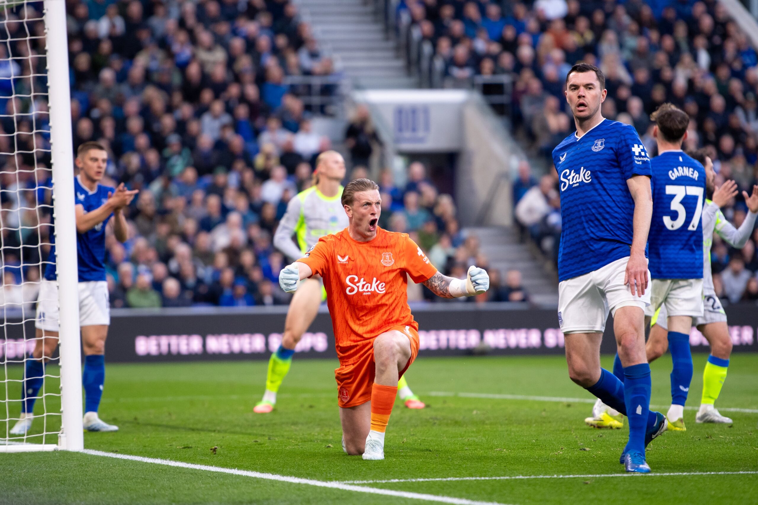 Everton players celebrating victory against Manchester United scaled