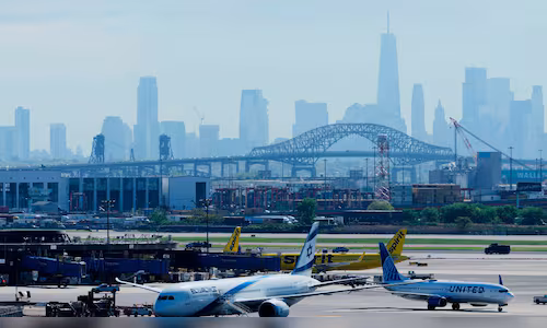 united flight landing in newark strikes pole on new jersey turnpike damages delivery truck 2026 05 0